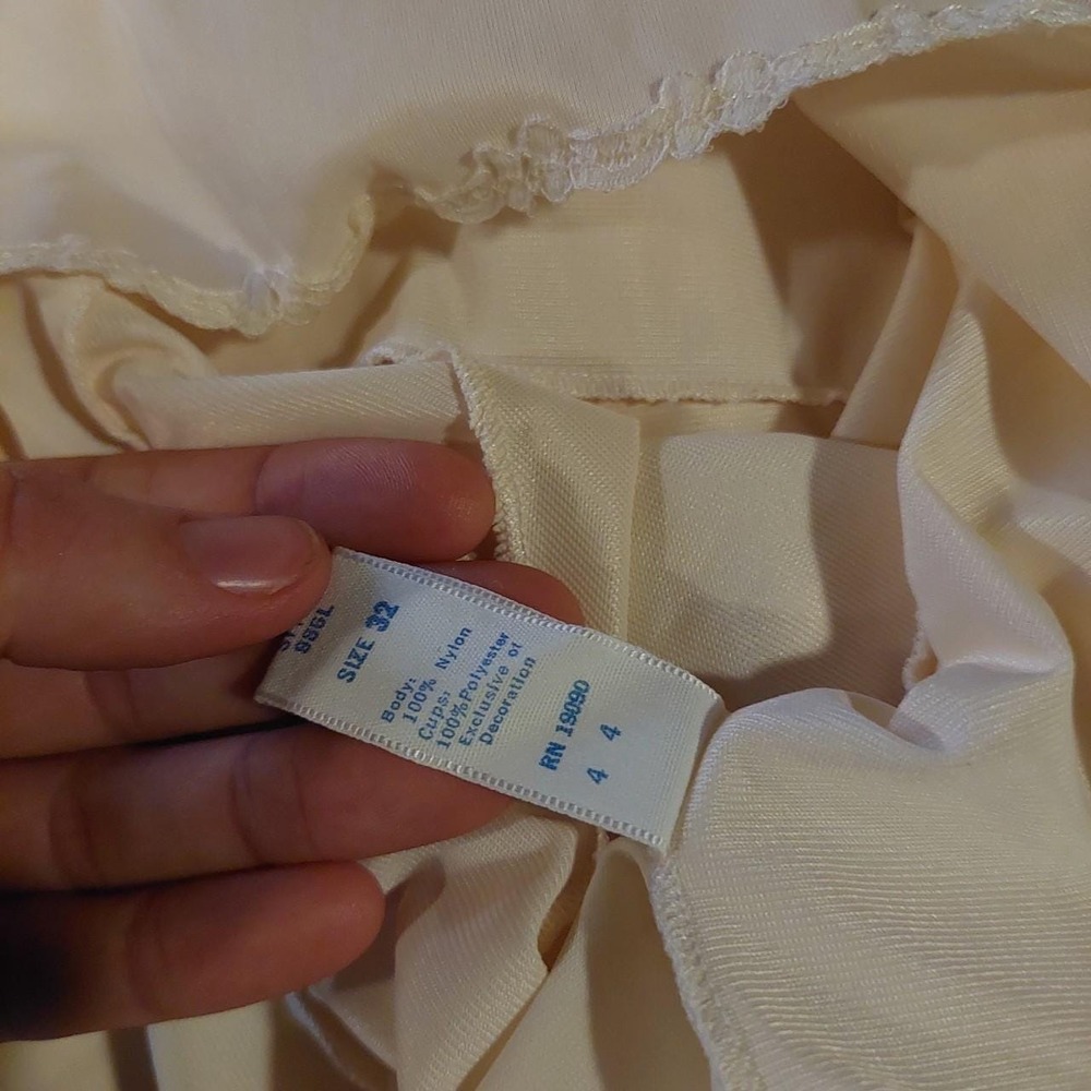 Vintage floor length ivory slip with rosette detail and slit on the center - Picture 4 of 7